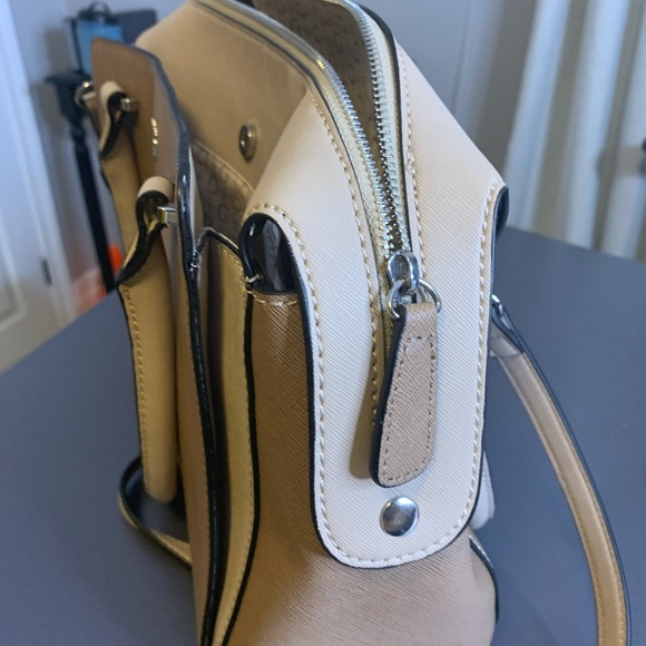 Guess purse - Picture 2 of 5